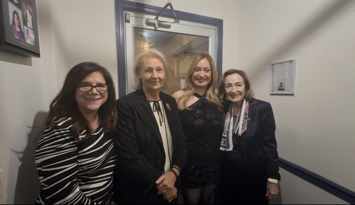 Εlaina: Το δημόσιο ευχαριστώ του «Συλλόγου Αγίου Ανδρέα» για την προσφορά της ερμηνεύτριας στην ανέγερση του Ναού στη Νέα Υόρκη (βίντεο)